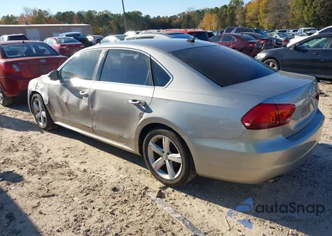 2013 Volkswagen Passat 2.5L Se z USA, uszkodzony, nr VIN 1VWBH7A37DC138705